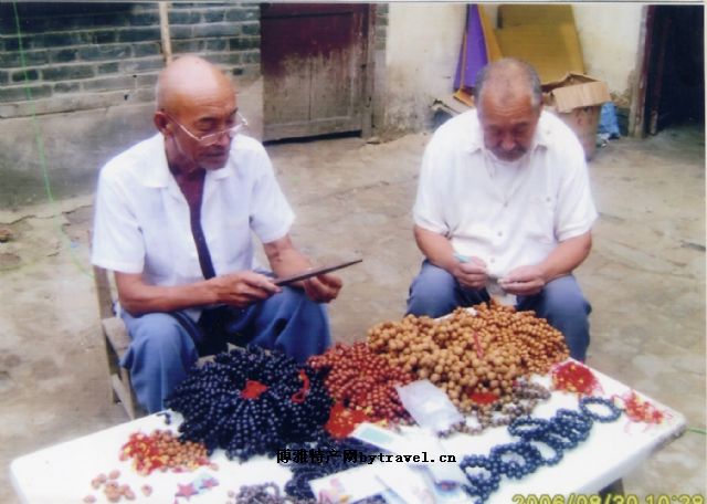 东岸桃核雕花