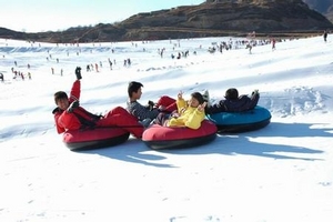 天津滑雪报名旅行社_天津滑雪旅游多少钱_天津到盘山滑雪一日游